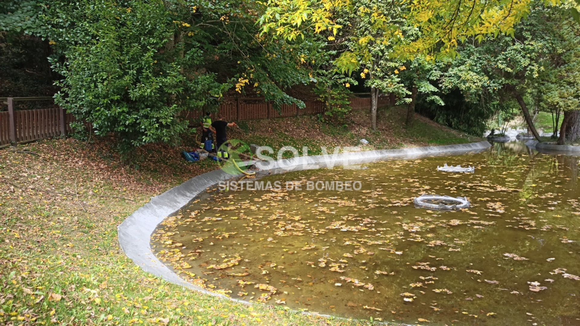 Equipo de Solve IMI Bizkaia instalando Bombas para cascadas ornamentales